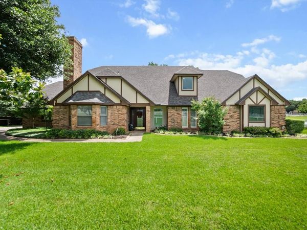 8111 Russell Curry Road, Arlington, TX 76001