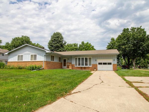 906 3RD AVE NW, Pocahontas, IA 50574
