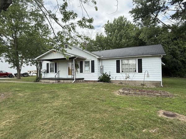 810 W Longstreet Road, Marion, IL 62959