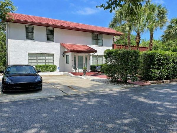 1834 W Smugglers Cove Dr, Gulf Breeze, FL 32563
