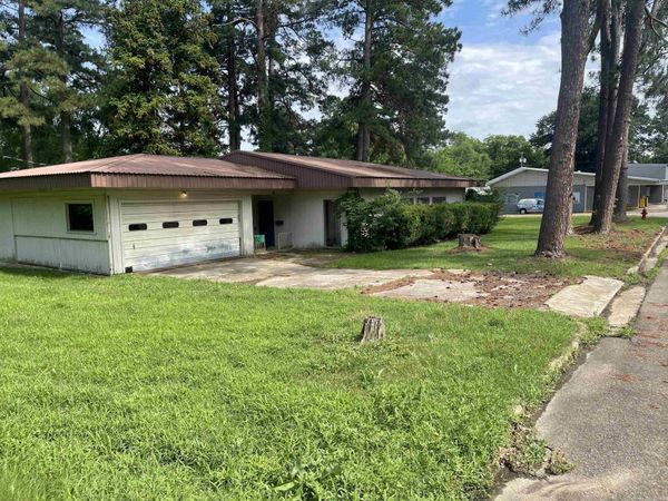 121 S Seventh Street , De Queen, AR 71832