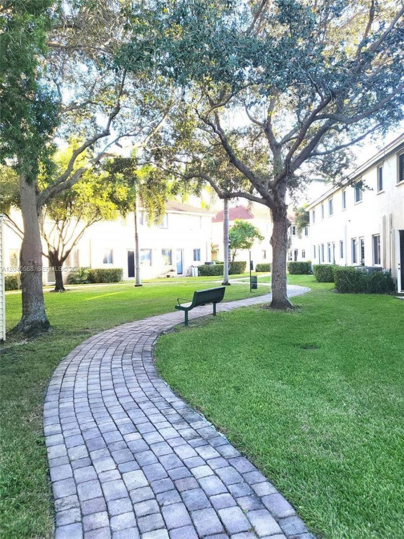 21207 NW 14th Pl, Unit 7-28, Miami Gardens, FL 33169 Photo