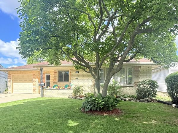 4159 N 92nd St, Wauwatosa, WI 53222