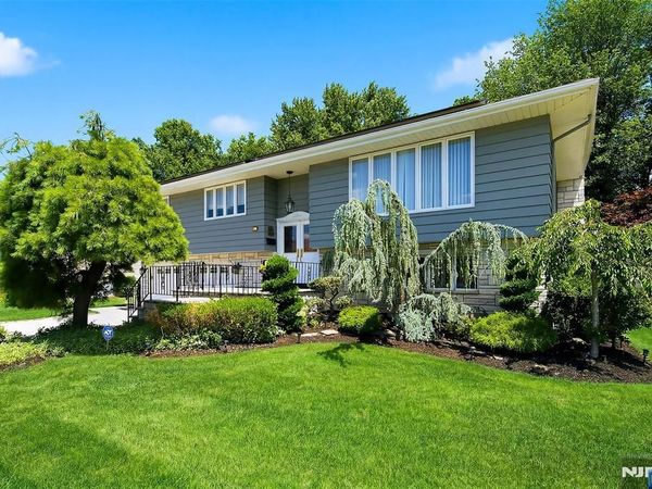 8 Mariani Drive, LITTLE FERRY, NJ 07643
