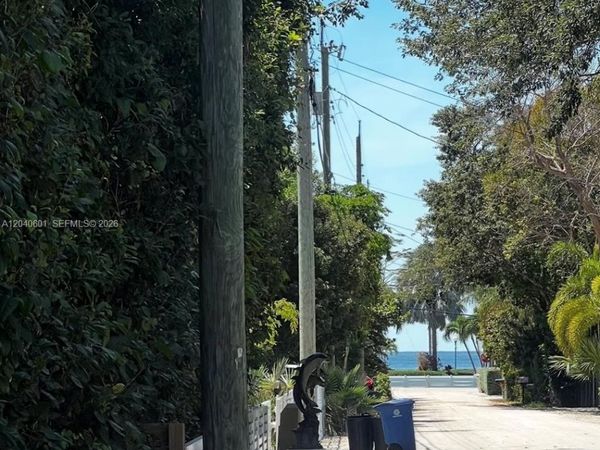 31 Dolphin Rd , Key Largo, FL 33037