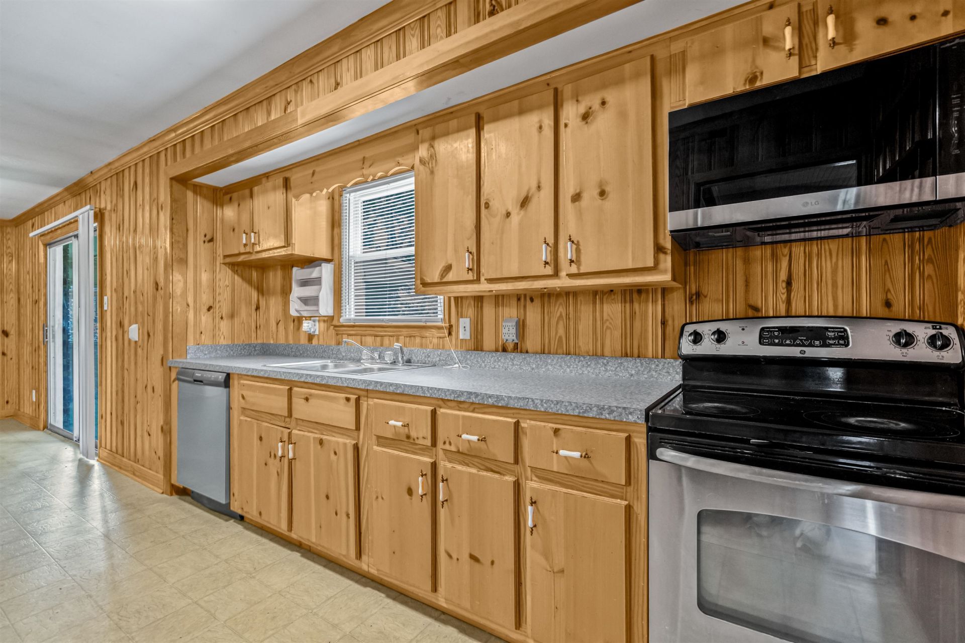 545 Hickory Ave.  Photo 10