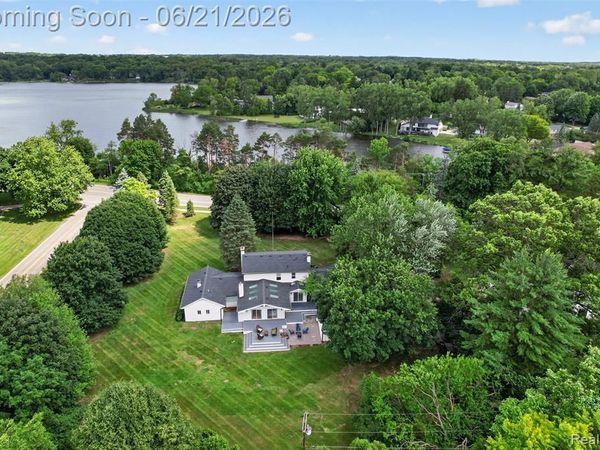 3885 Quarton Road, Bloomfield Twp, MI 48302