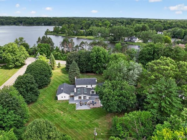3885 Quarton Road, Bloomfield Twp, MI 48302