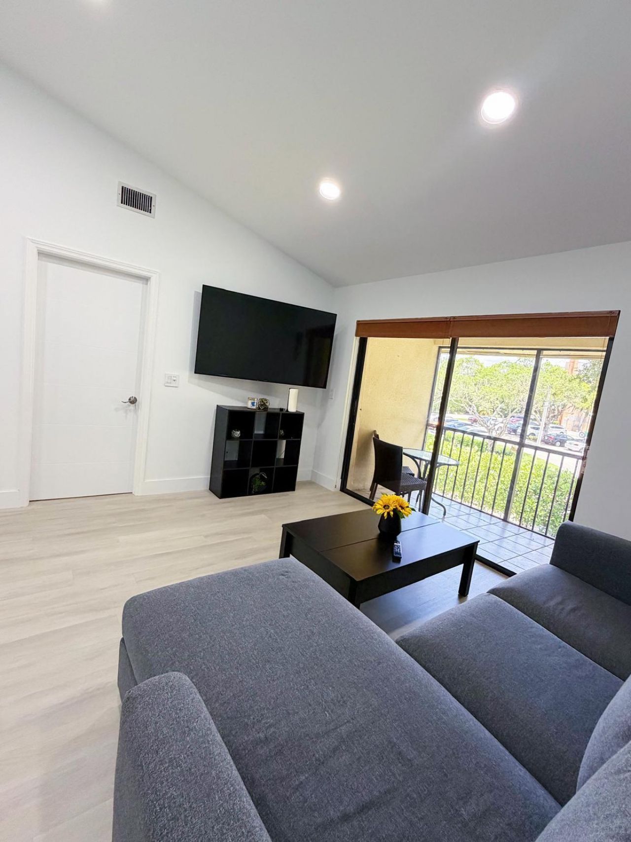351 Club Circle, Unit 208, Boca Raton, FL 33487 Photo