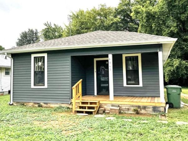 906 8th St, Tuscumbia, AL 35674