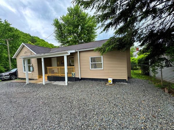 115 S Smith Ave., MOUNT HOPE, WV 25880