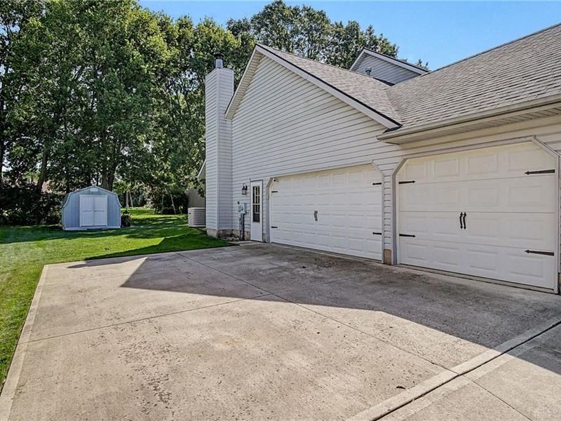 1070 Winston Lane, Tipp City, OH 45371 Photo 7