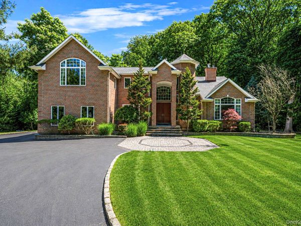 589 Landing Avenue, Smithtown, NY 11787