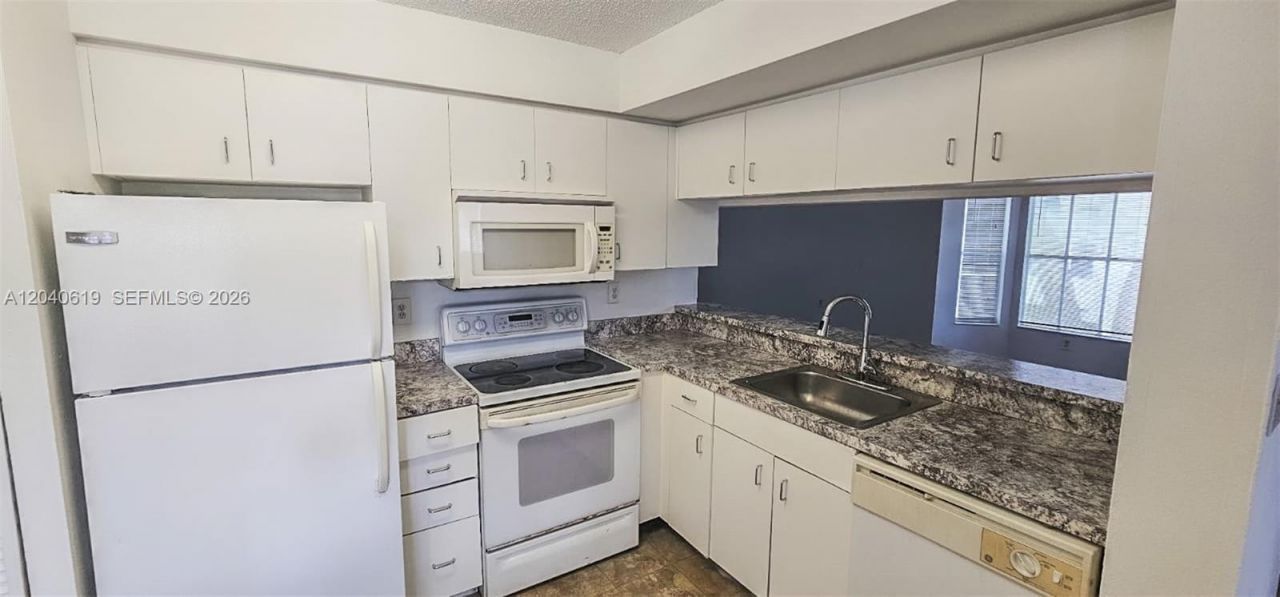 3204 Glenmoor Dr , Unit 3204, West Palm Beach, FL 33409 Photo