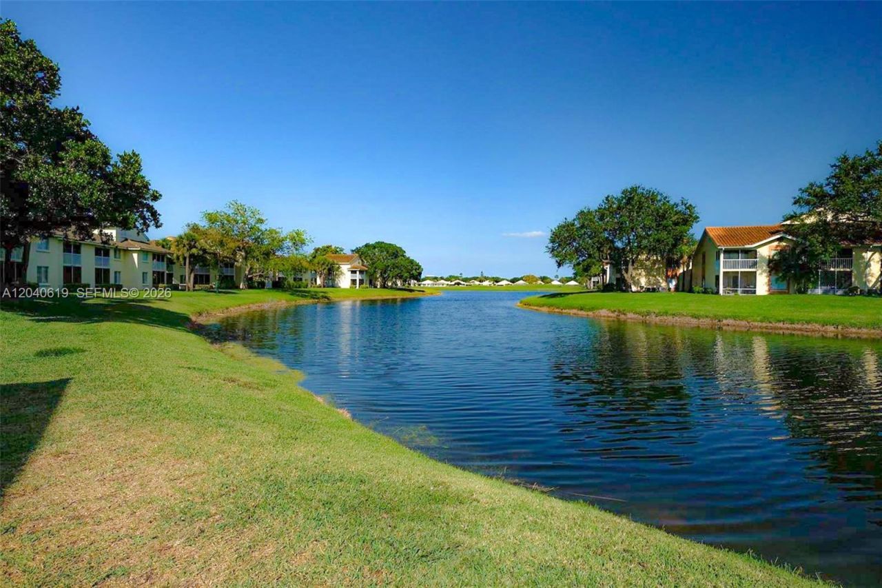 3204 Glenmoor Dr , Unit 3204, West Palm Beach, FL 33409 Photo