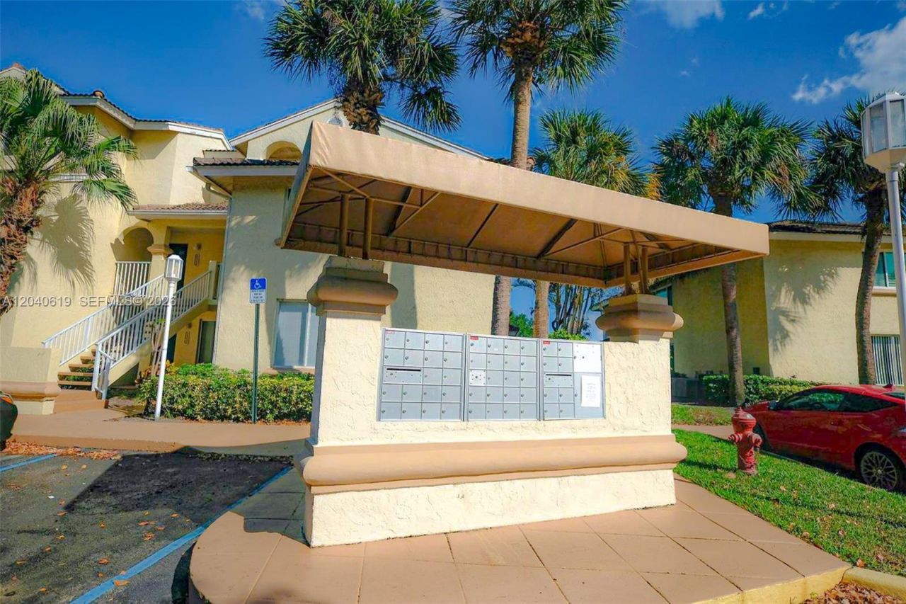 3204 Glenmoor Dr , Unit 3204, West Palm Beach, FL 33409 Photo