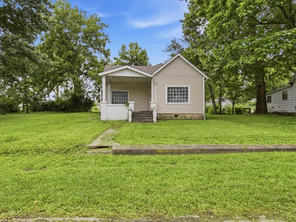 114 E College Street , Aurora, MO 65605