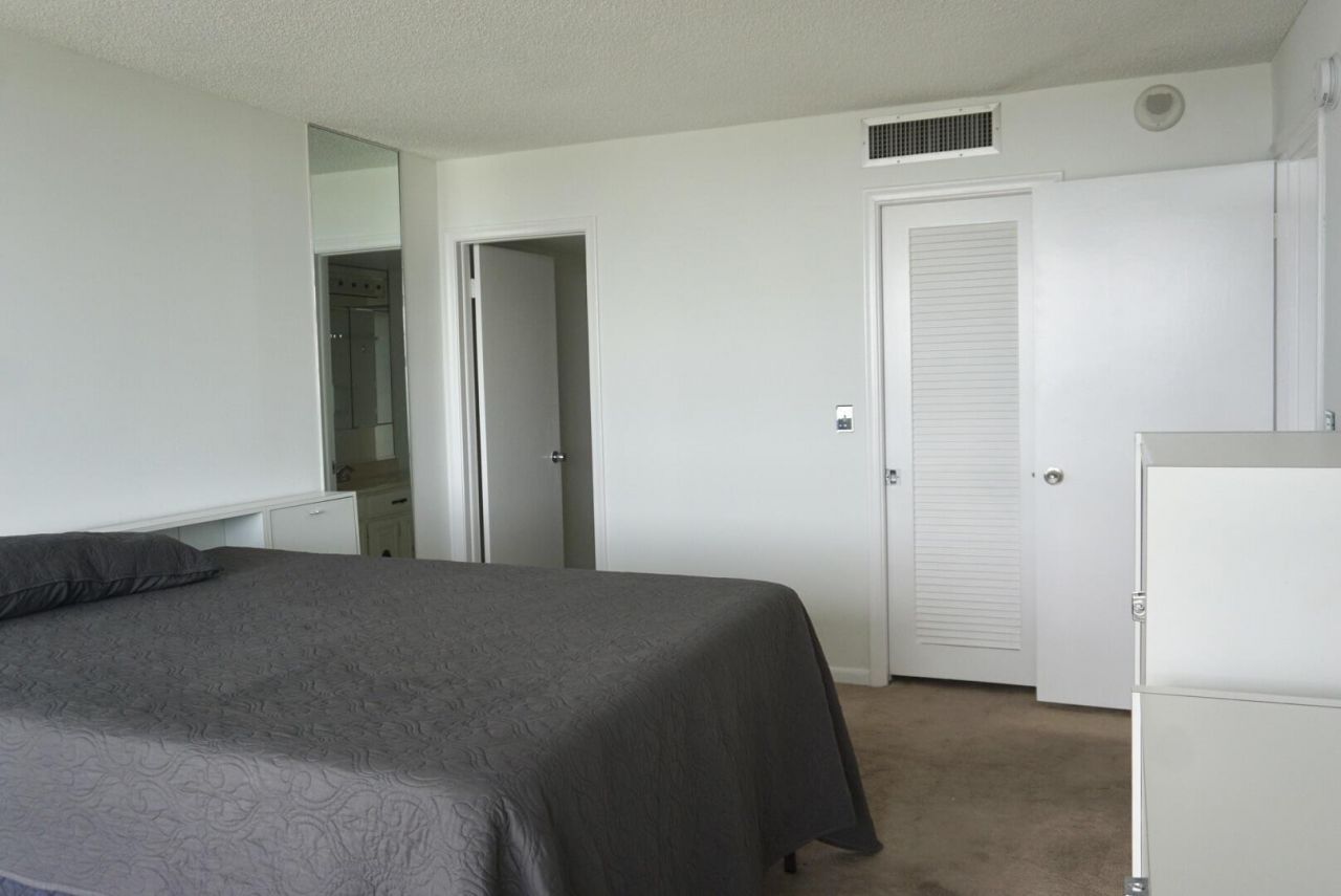 2400 Presidential Way, Unit 2002, West Palm Beach, FL 33401 Photo