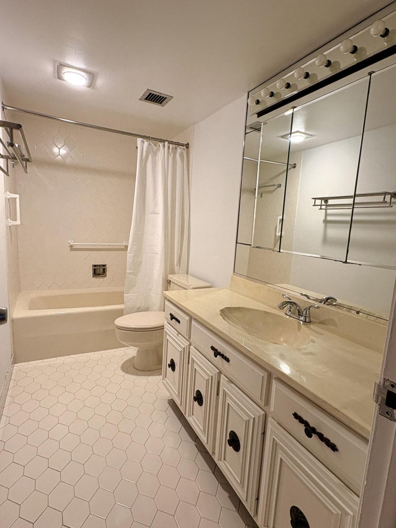 2400 Presidential Way, Unit 2002, West Palm Beach, FL 33401 Photo
