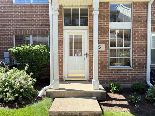 5 Dewalt Court , Elmhurst, IL 60126
