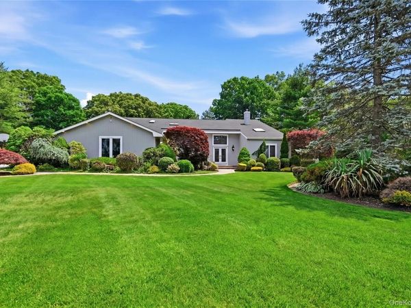 4 Laurelwood Court , Dix Hills, NY 11746