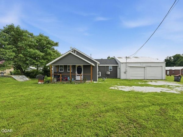 222 W Splitlog Street , Goodman, MO 64843