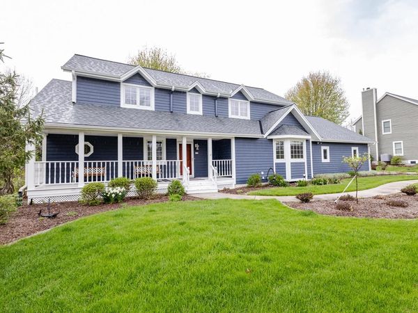 438 River Bluff CIRCLE, Oconomowoc, WI 53066