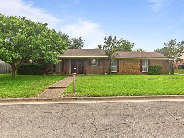 505 Pinewood Lane, Hewitt, TX 76643