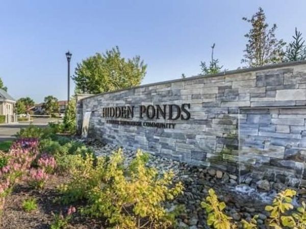 261 Pond View Ln , Smithtown, NY 11787