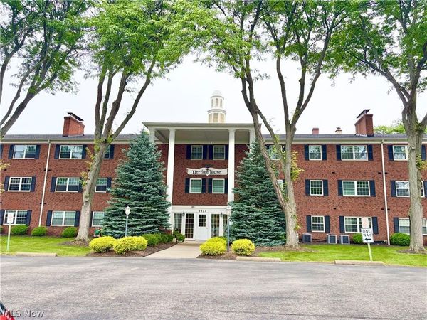 2885 Pease Drive, Unit 221, Rocky River, OH 44116