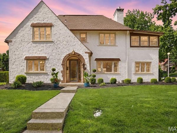 7401 Oxford Drive, St Louis, MO 63105