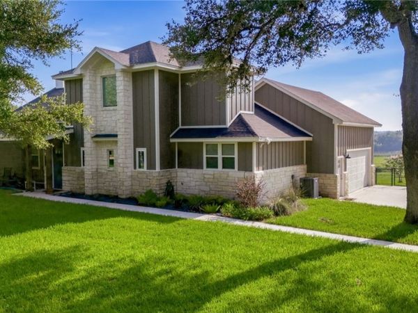 944 West Lake Trail, Victoria, TX 77905