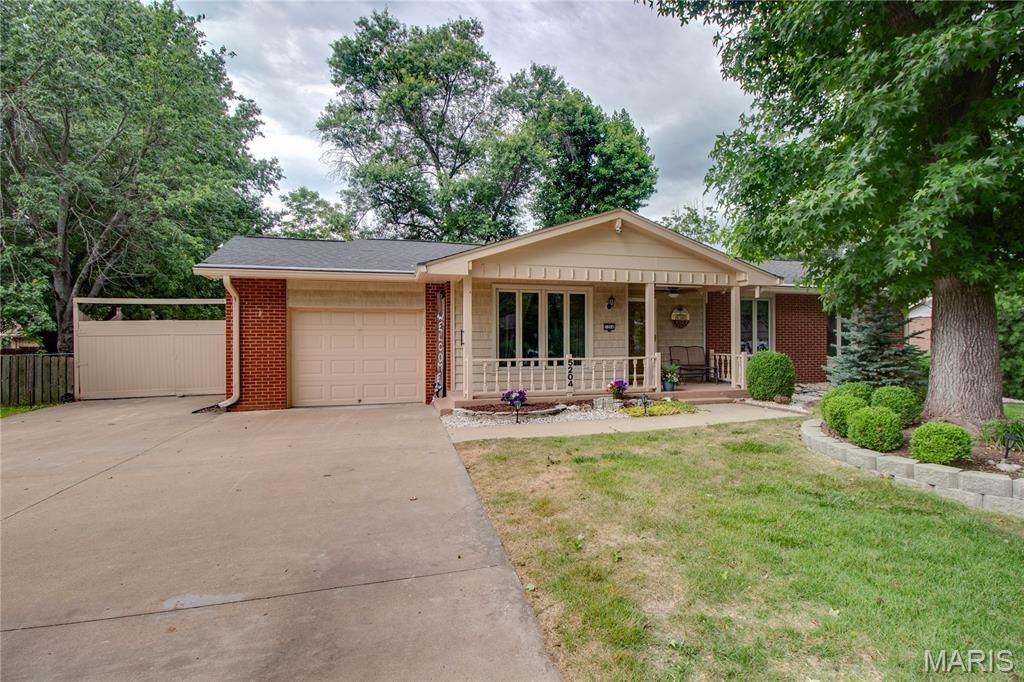 5204 River Aire Drive, Godfrey, IL 62035 Main Photo