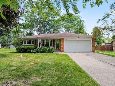 5449 S Genesee Road, Grand Blanc Twp, MI 48439