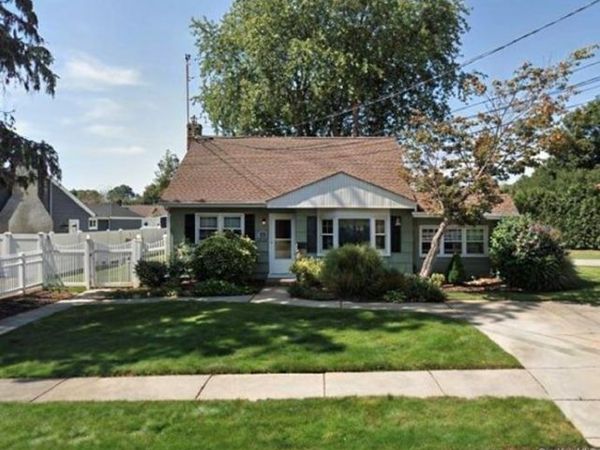 18 E Bay Drive , West Islip, NY 11795