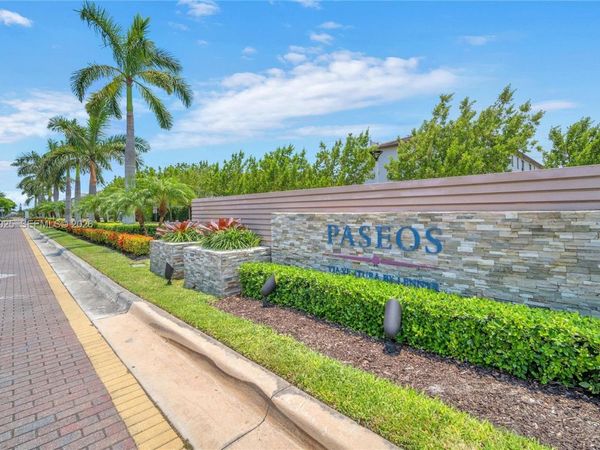 670 NE 207th St, Miami, FL 33179