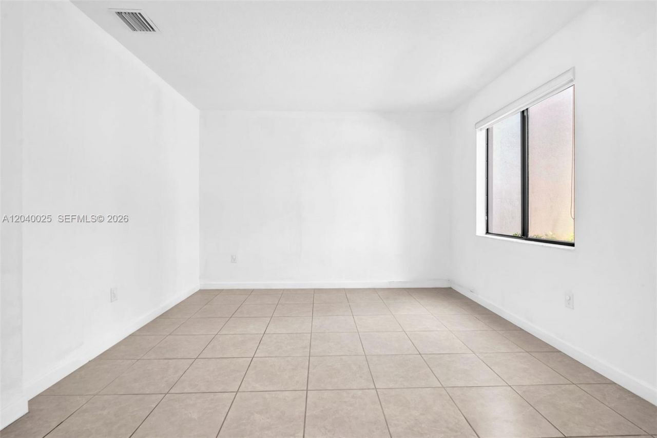 670 NE 207th St , Miami, FL 33179 Photo