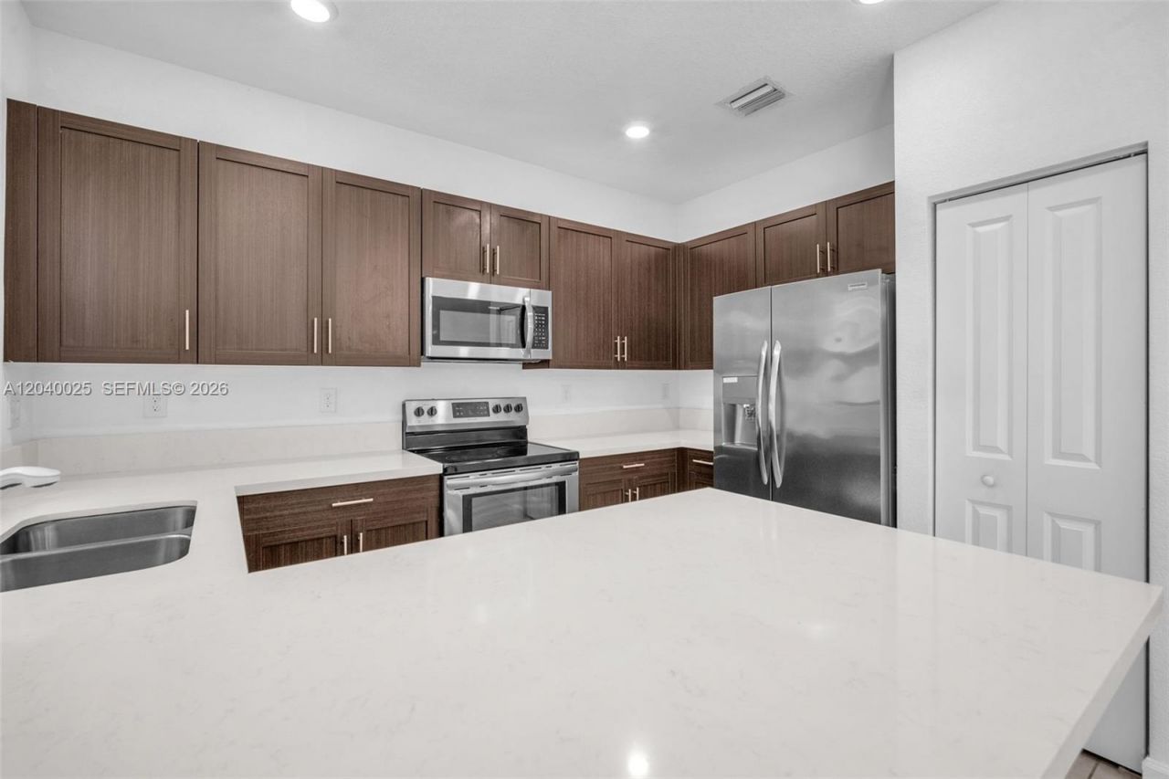 670 NE 207th St , Miami, FL 33179 Photo