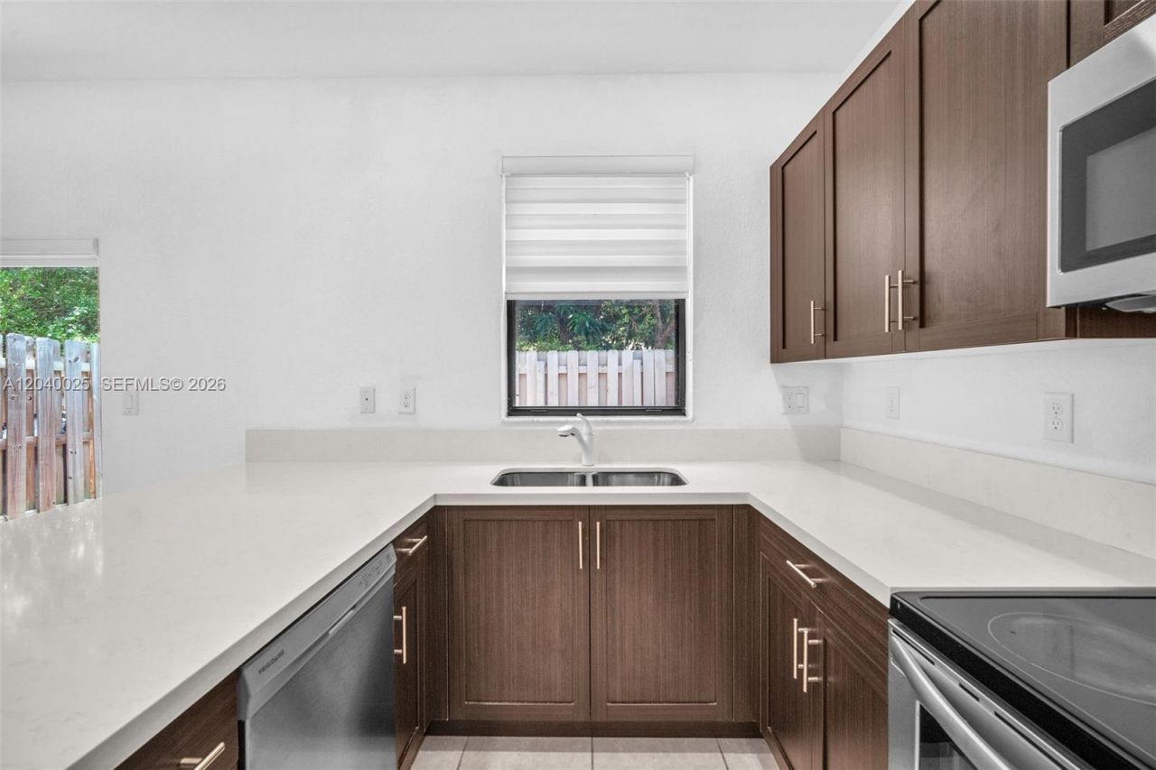 670 NE 207th St , Miami, FL 33179 Photo