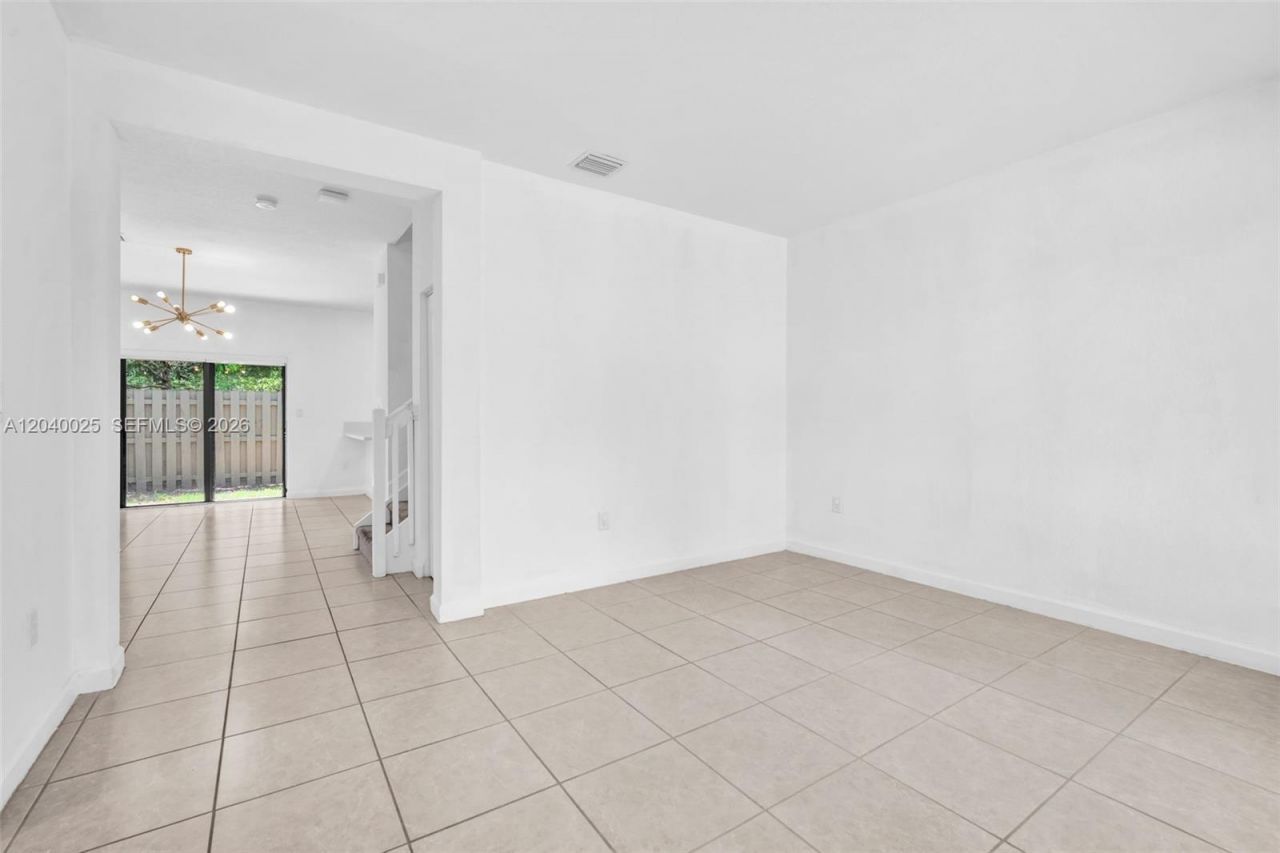 670 NE 207th St , Miami, FL 33179 Photo