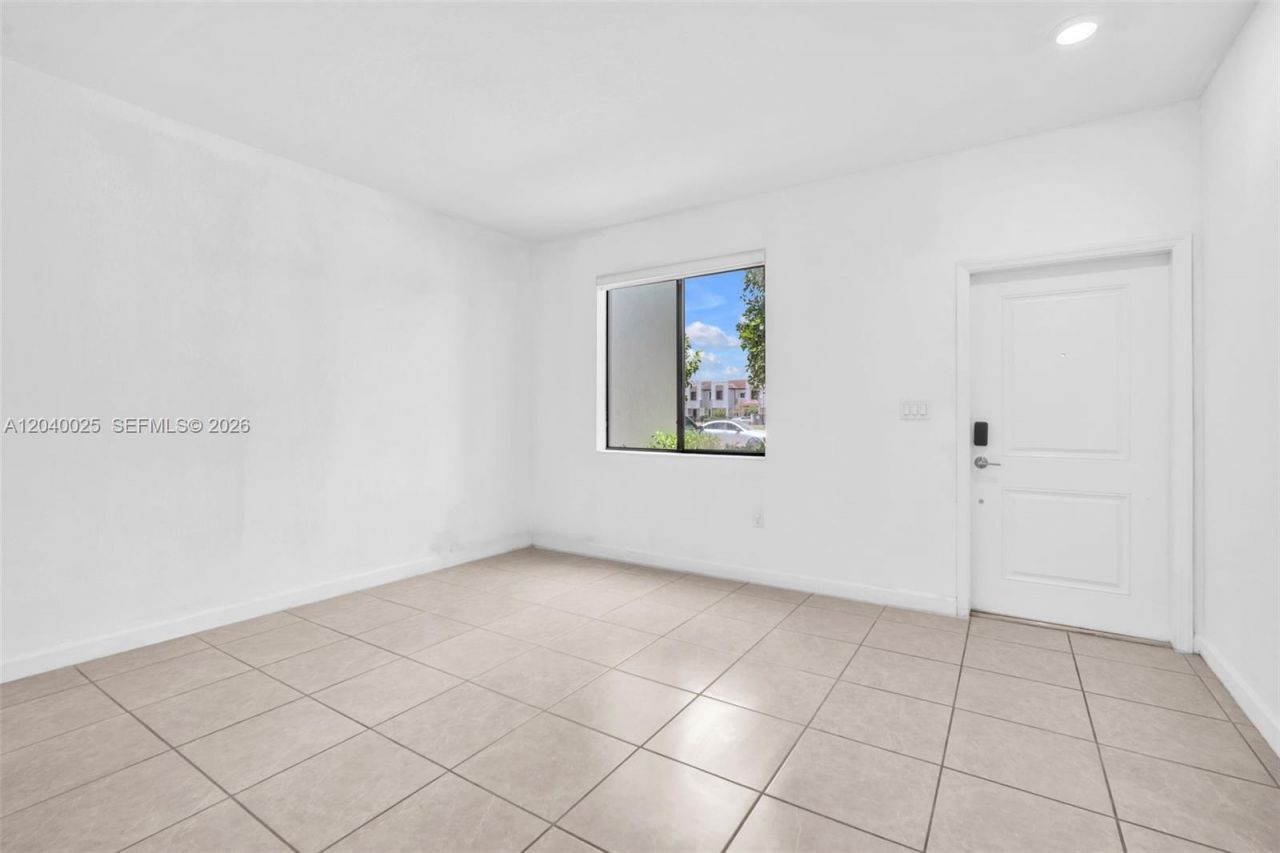 670 NE 207th St , Miami, FL 33179 Photo