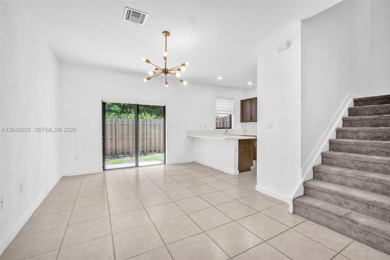 670 NE 207th St , Miami, FL 33179 Photo