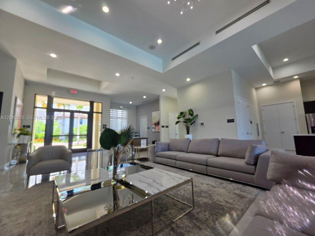 670 NE 207th St , Miami, FL 33179 Photo