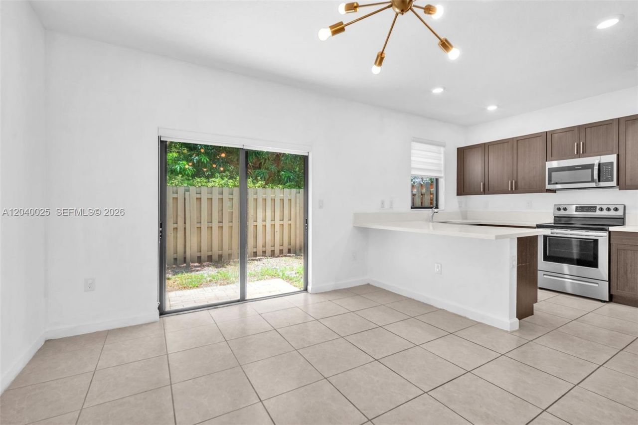 670 NE 207th St , Miami, FL 33179 Photo