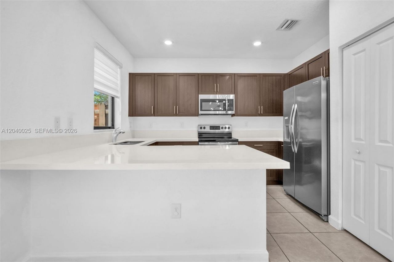 670 NE 207th St , Miami, FL 33179 Photo
