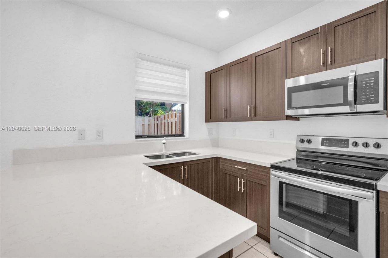 670 NE 207th St , Miami, FL 33179 Photo
