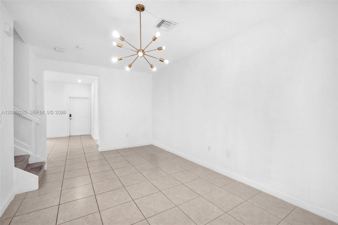 670 NE 207th St , Miami, FL 33179 Photo