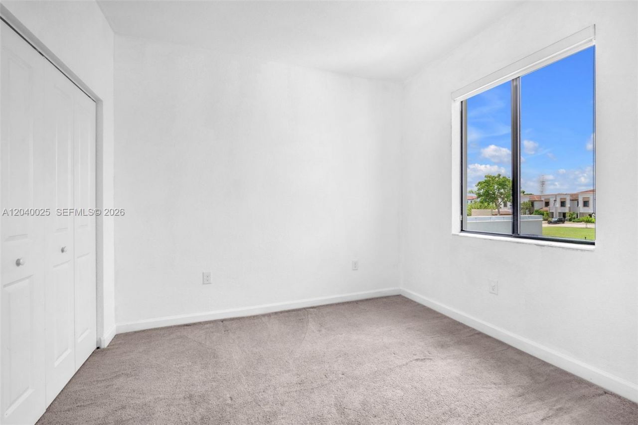 670 NE 207th St , Miami, FL 33179 Photo