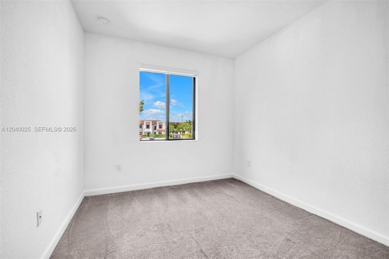 670 NE 207th St , Miami, FL 33179 Photo