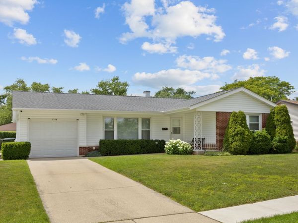 1116 Maple Lane , Elk Grove Village, IL 60007